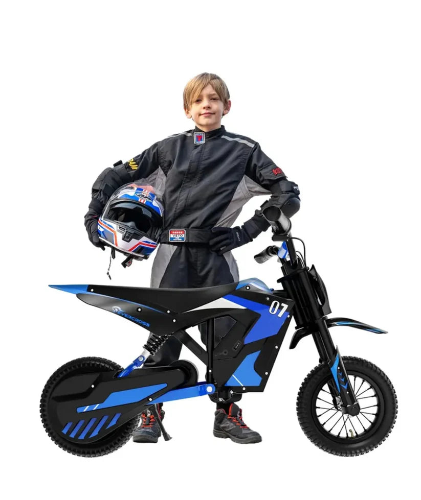 Ein Junge in einem schwarzen Rennanzug steht neben einem EV12M Kinder-Elektromotorrad in Schwarz-Blau und hält einen Helm.