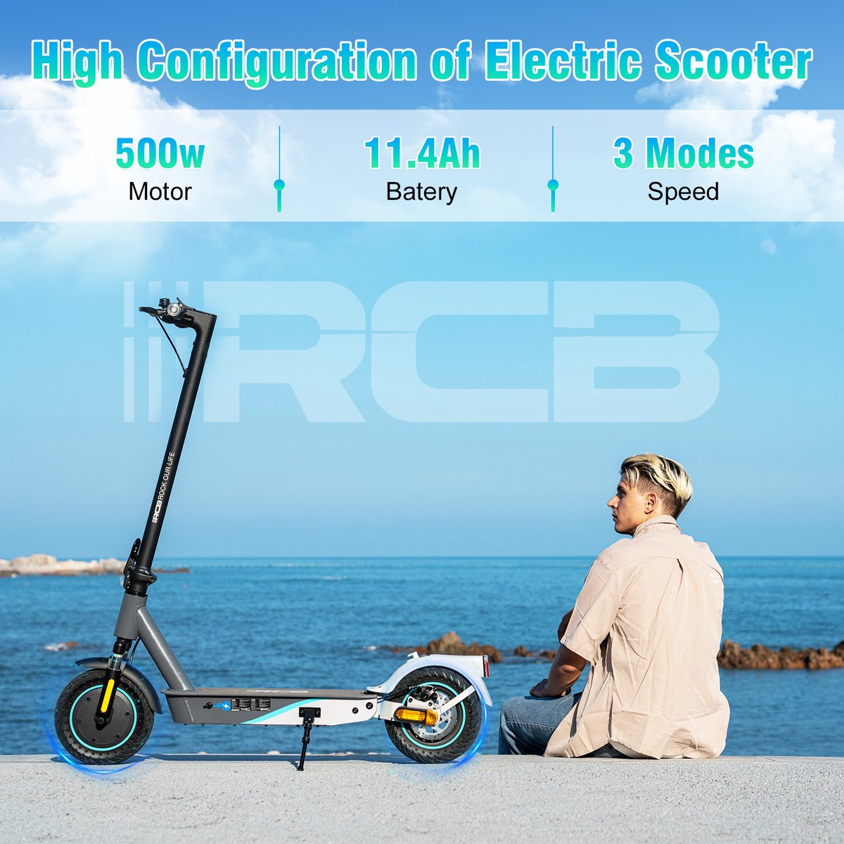 Ein Mann sitzt am Strand neben dem EV10K Pro ABE E-Scooter. Text im Bild beschreibt die hohe Konfiguration des Scooters, einschließlich 500W Motor, 11,4 Ah Batterie und 3 Geschwindigkeitsmodi.