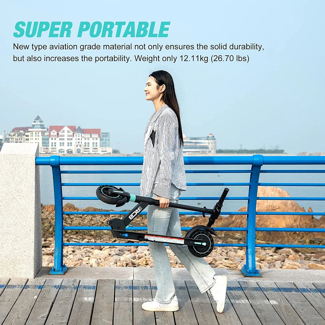 Eine Frau trägt den zusammengeklappten R13 E-Scooter entlang einer Promenade. Der Text "Super Portable" hebt das Gewicht von nur 12.11 kg hervor.