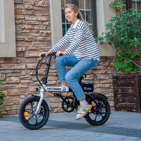 Fahrer auf dem BK35 Faltbaren E-Bike, ideal für den täglichen Stadtverkehr und Freizeitfahrten.