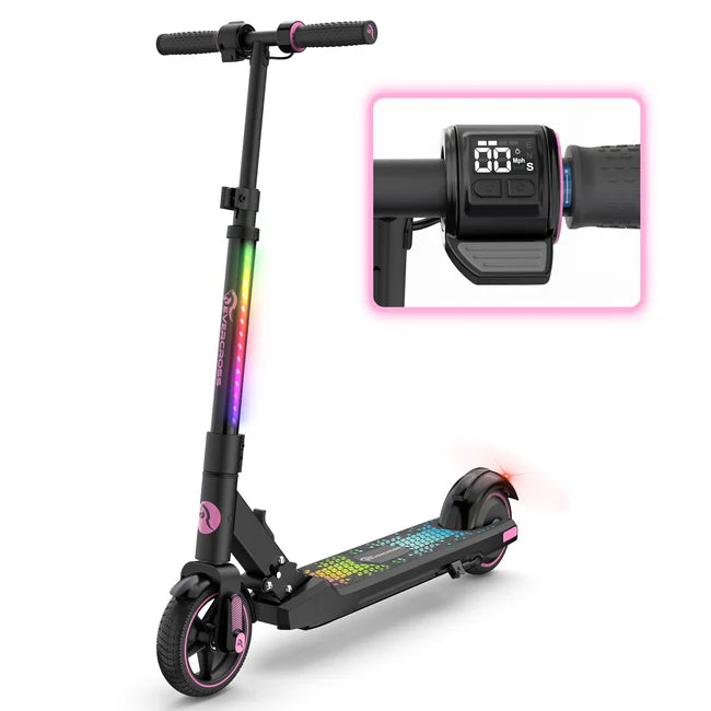 Ein EV06C E-Scooter in Schwarz mit pinken Akzenten und EVERCROSS-Logo auf dem Lenker. Nahaufnahme des LED-Displays, das die Geschwindigkeit und andere Informationen anzeigt.