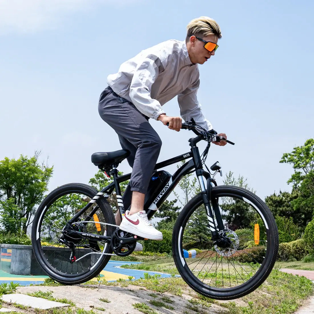 LavishApe Hitway BK15 E-Bike in Action auf einem hügeligen Gelände