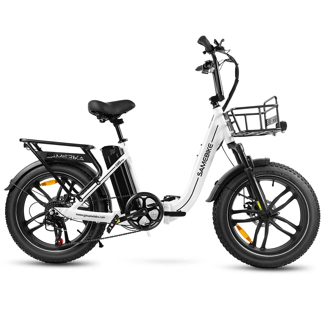 Weißes SAMEBIKE C05 Pro E-Bike mit 20-Zoll Fat Tires, Step-Through Design und 36V 13Ah Akku.