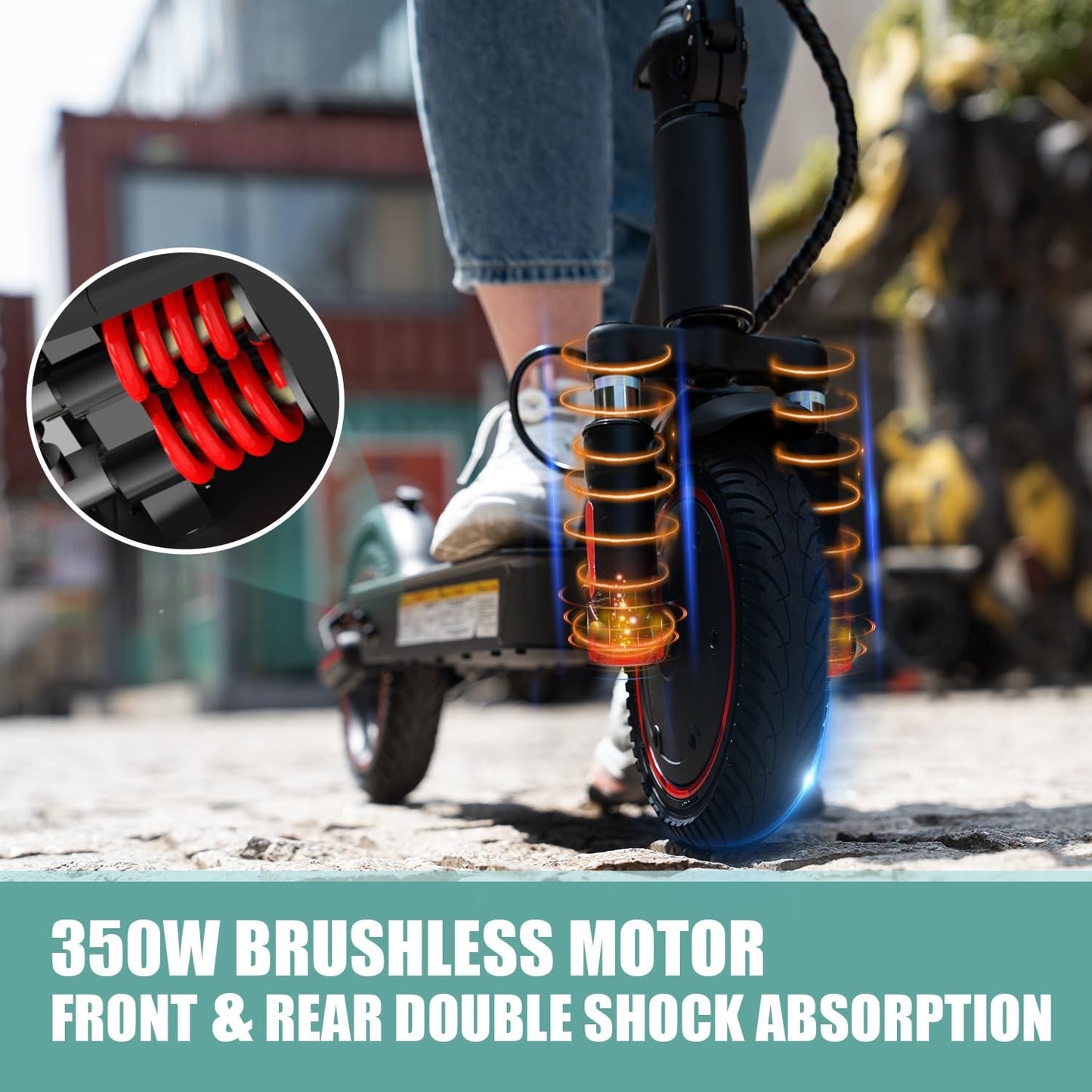 Nahaufnahme des Vorderreifens eines EVERCROSS EV85F E-Scooters mit doppelt stoßdämpfenden Federn und bürstenlosem 350W-Motor. Text: "350W BRUSHLESS MOTOR FRONT & REAR DOUBLE SHOCK ABSORPTION" (350W bürstenloser Motor, vorne und hinten doppelte Stoßdämpfung).