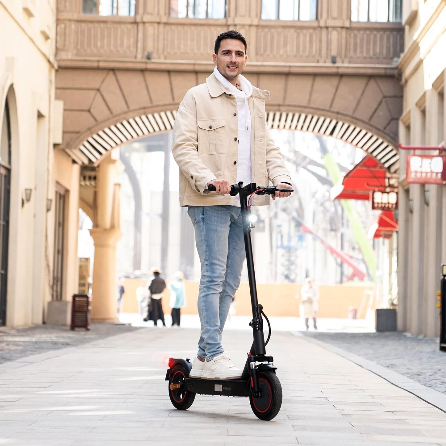 Ein Mann fährt auf dem EVERCROSS EV10K Pro ABE E-Scooter durch eine Straße.