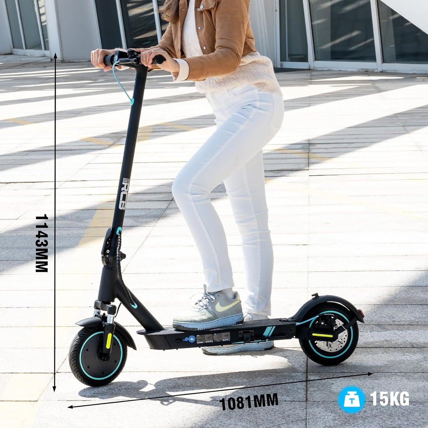 Eine Frau fährt den R17 E-Scooter, daneben die Abmessungen des Scooters: 1143 mm Höhe und 1081 mm Länge. Der Text zeigt, dass der Roller 15 kg wiegt.