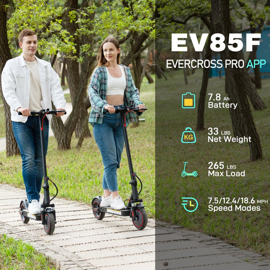 Mann und Frau fahren auf einem EVERCROSS EV85F E-Scooter durch einen Park. Text: "EV85F EVERCROSS PRO APP" (EV85F Evercross Pro App) mit Batterie, Gewicht, maximaler Belastung und Geschwindigkeitsmodi.