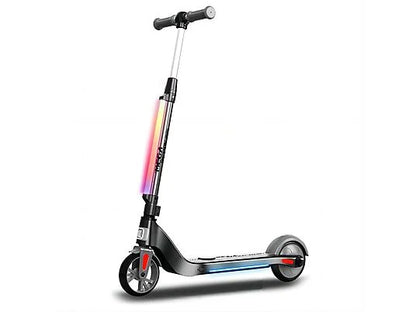 Seitliche Ansicht des ME2 Electric Kid Scooters in Schwarz mit LED-Licht und MegaMotion-Logo, die LED-Lichter sind in verschiedenen Farben leuchtend.