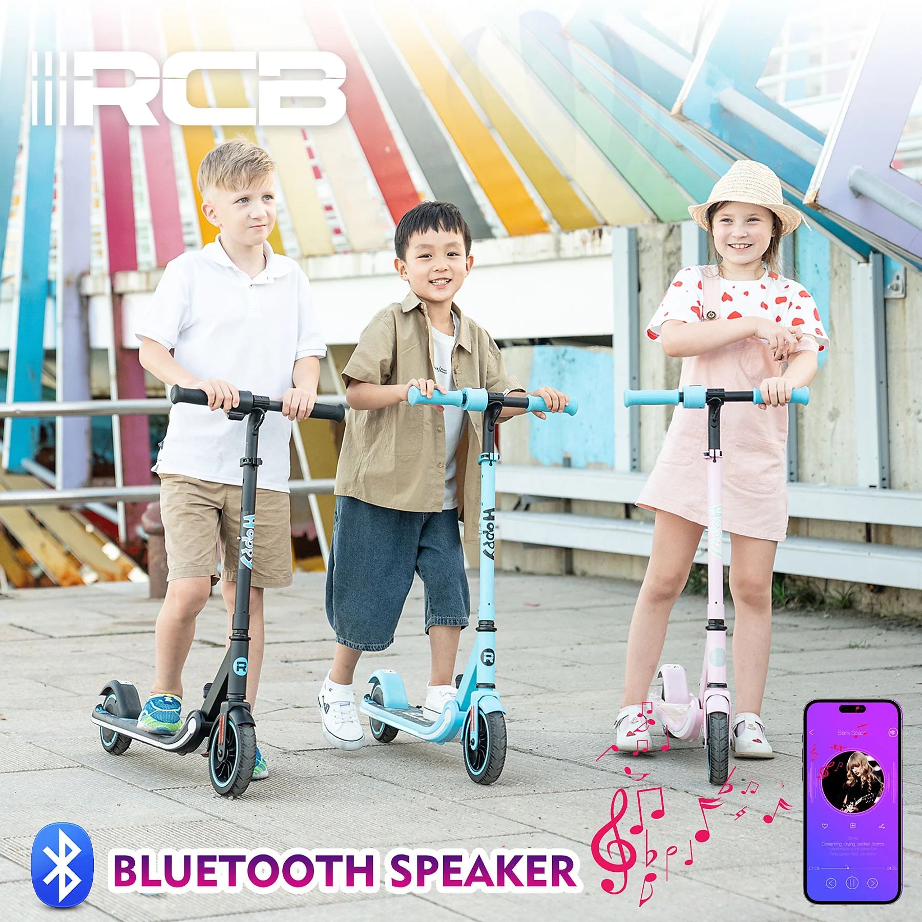 Drei Kinder auf R11 Kid E-Scootern mit Bluetooth-Lautsprecherfunktion, eines in Schwarz, eines in Blau und eines in Rosa, vor einem bunten Hintergrund.