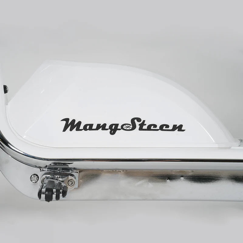 Mangosteen-Logo auf der weißen Verkleidung des Mangosteen M1PS Electric CityCoco Scooters, das stilvolles Design und Qualität widerspiegelt.