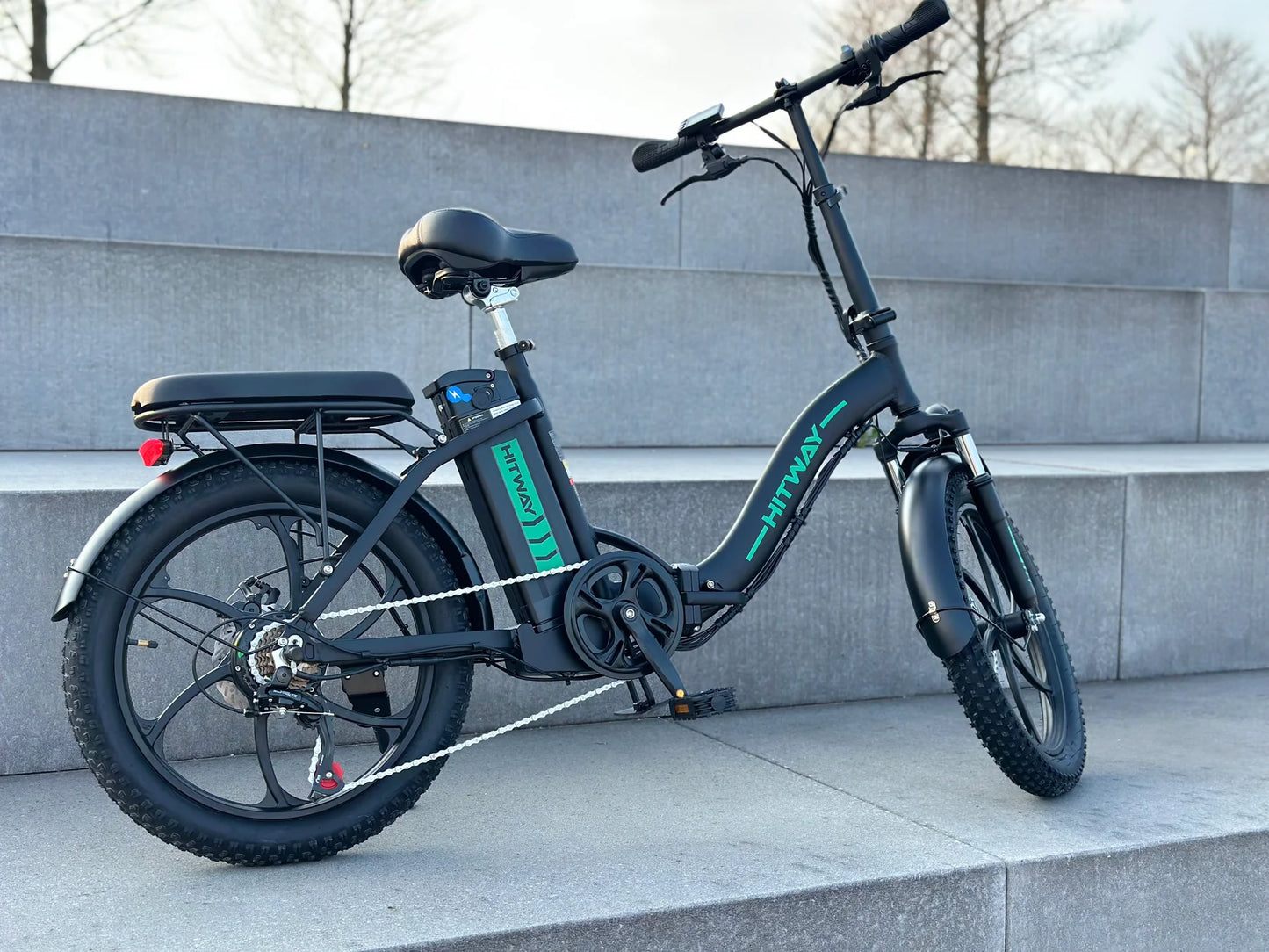 KOOLUX KL-BK6S Faltbares E-Bike in der Stadtansicht mit 500W Motor, schwarzer Rahmen, Fat-Tire-Reifen