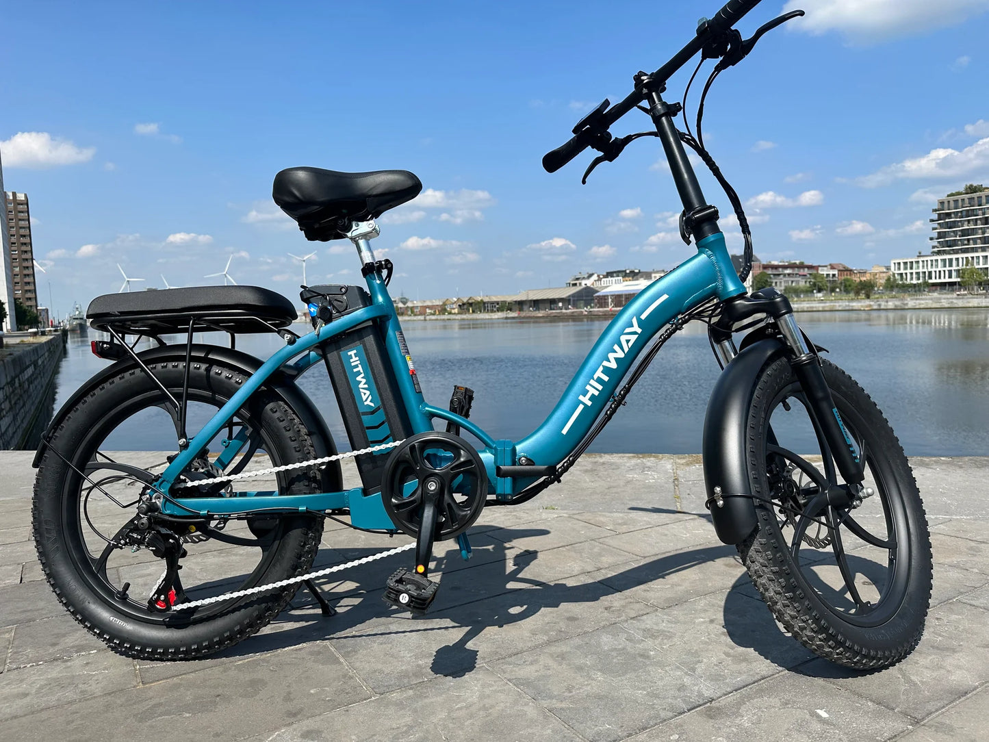 Blaues KOOLUX KL-BK6S Faltbares E-Bike am Wasser, 500W Motor, 20-Zoll Reifen, ideal für Pendler