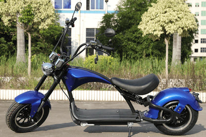 20Ah Elektro-Chopper Mangosteen M1 in Blau mit 2000W Hochleistungsmotor, robustem Rahmen aus nahtlosem Stahlrohr, 12-Zoll-Aluminiumrädern und extrabreitem Kunstledersitz, geeignet für Fahrer von 155 cm bis 200 cm, mit hydraulischen Scheibenbremsen und verdickten tubeless Reifen, ideal für Stadtfahrten bis zu 50 km Reichweite.