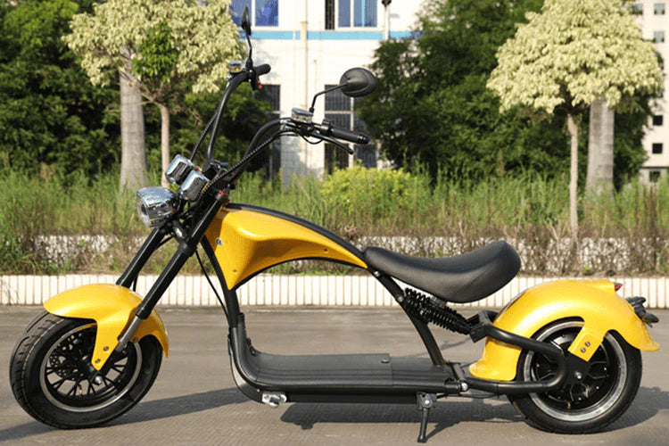 20Ah Elektro-Chopper Mangosteen M1 in Gelb mit 2000W Hochleistungsmotor, robustem Rahmen aus nahtlosem Stahlrohr, 12-Zoll-Aluminiumrädern und extrabreitem Kunstledersitz, geeignet für Fahrer von 155 cm bis 200 cm, mit hydraulischen Scheibenbremsen und verdickten tubeless Reifen, ideal für Stadtfahrten bis zu 50 km Reichweite.