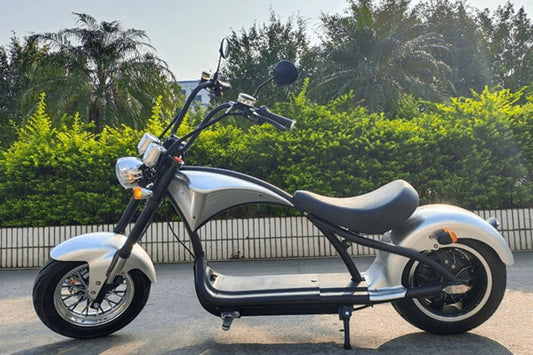 20Ah Elektro-Chopper Mangosteen M1 in Silber mit 2000W Hochleistungsmotor, robustem Rahmen aus nahtlosem Stahlrohr, 12-Zoll-Aluminiumrädern und extrabreitem Kunstledersitz, geeignet für Fahrer von 155 cm bis 200 cm, mit hydraulischen Scheibenbremsen und verdickten tubeless Reifen, ideal für Stadtfahrten bis zu 50 km Reichweite.