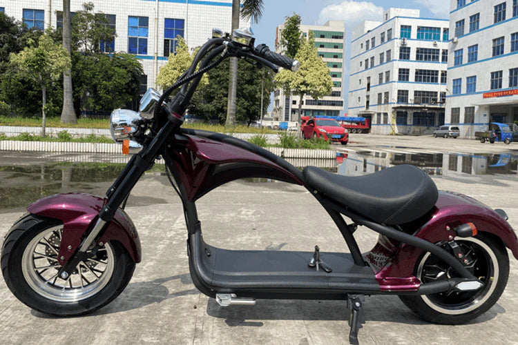 30Ah Elektro-Chopper Mangosteen M1 in Weinrot mit 2000W Hochleistungsmotor, robustem Rahmen aus nahtlosem Stahlrohr, 12-Zoll-Aluminiumrädern und extrabreitem Kunstledersitz, geeignet für Fahrer von 155 cm bis 200 cm, mit hydraulischen Scheibenbremsen und verdickten tubeless Reifen, ideal für Stadtfahrten bis zu 50 km Reichweite.