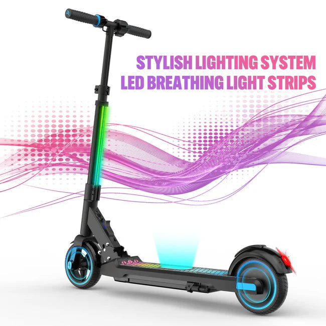 EV06C E-Scooter mit einem stilvollen LED-Beleuchtungssystem und Atemlichtstreifen. Text zeigt "Stylish Lighting System LED Breathing Light Strips".