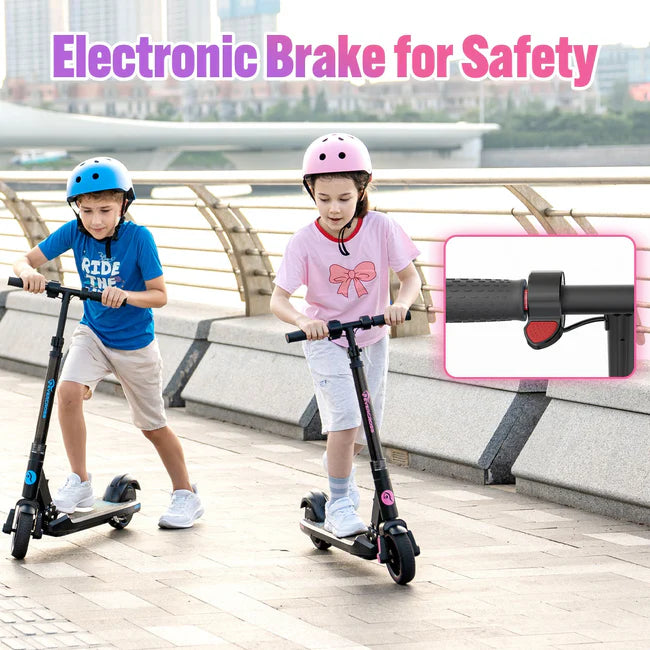 Zwei Kinder mit Helmen fahren EV06C E-Scooter entlang einer Promenade. Text zeigt "Electronic Brake for Safety" mit einem Bild des elektronischen Bremshebels.