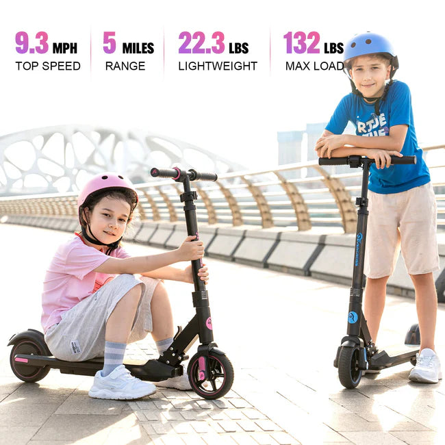 Zwei Kinder sitzen und stehen neben ihren EV06C E-Scootern. Text zeigt die Höchstgeschwindigkeit von 9,3 mph, eine Reichweite von 5 Meilen, ein Gewicht von 22,3 lbs und eine maximale Belastung von 132 lbs.