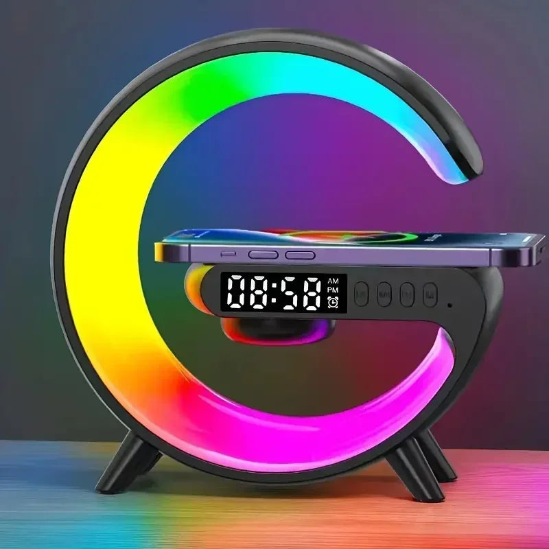 Stilvoller RGB-Licht Wecker mit LED-Anzeige und kabelloser Ladefunktion.