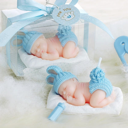 Niedliche Baby-Kerze in Blau mit Hasenohren, einzeln verpackt in einer Geschenkbox mit Schleife, ideale Dekoration für Babypartys.