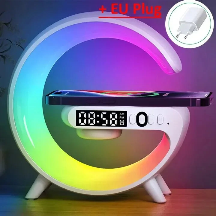 Weißer G-förmiger RGB-Licht Wecker mit Wireless Charging für Smartphones.