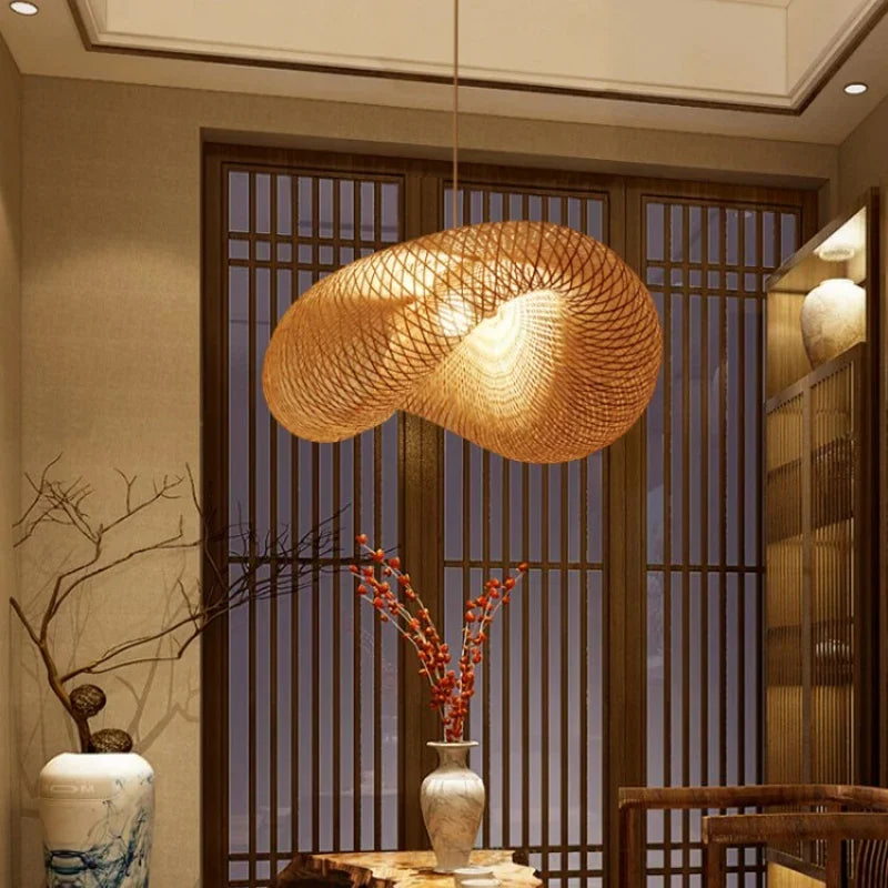 Goldene Pendelleuchte aus Bambus, ideal für asiatisch inspirierte Esszimmer.