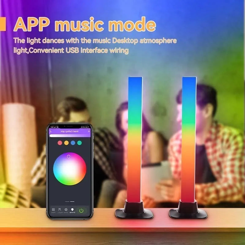 Zwei RGB-Sound-Controllampen, gesteuert über eine Smartphone-App, mit Musikmodus und Farbwechsel.