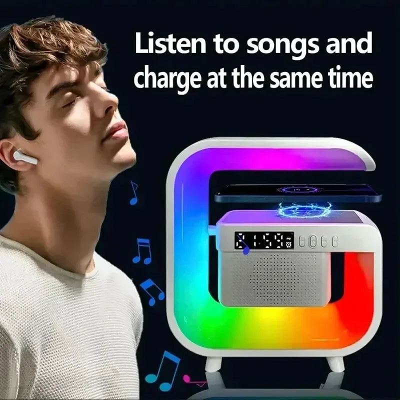 Mann mit Kopfhörern genießt Musik, während ein weißes kabelloses Ladegerät mit RGB-Licht und Bluetooth-Lautsprecher ein Smartphone lädt, Text: "Listen to songs and charge at the same time".