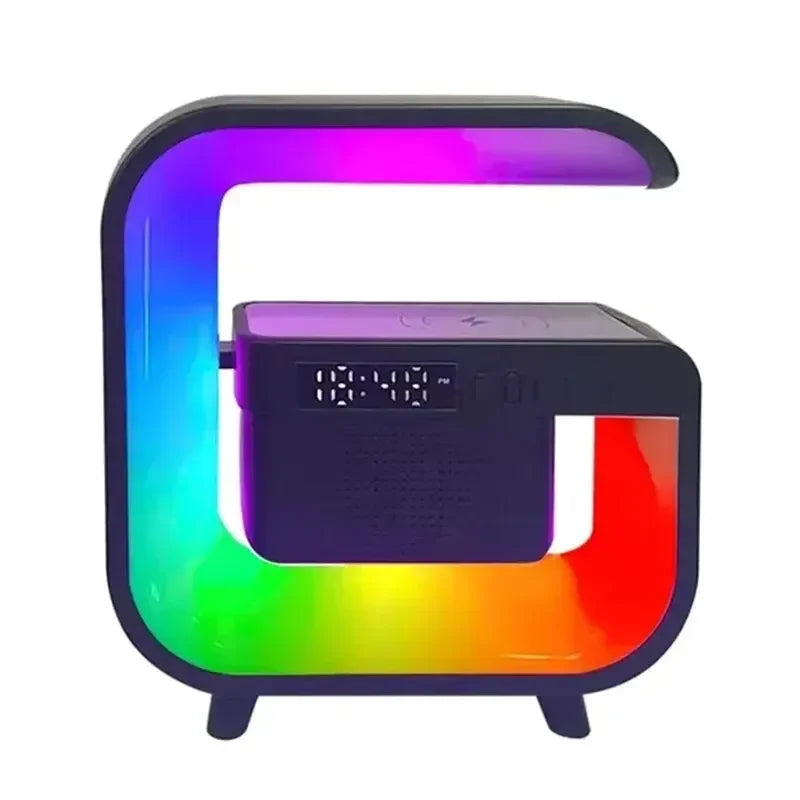 Schwarzes kabelloses Ladegerät mit Bluetooth-Lautsprecher und RGB-Licht, schlichtes Design auf dunklem Hintergrund.