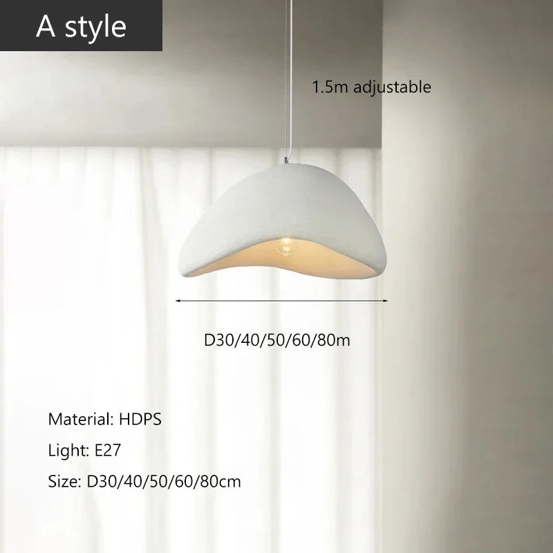 Moderne Pendelleuchte mit warmem Licht und minimalistischem Design.