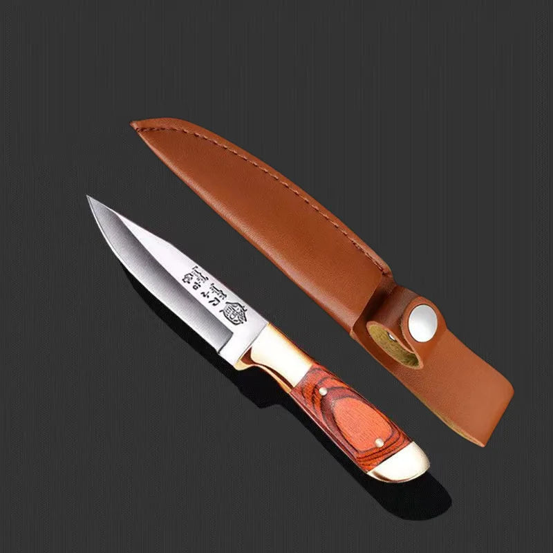 Outdoormesser mit rotbraunem Holzgriff und passender Lederhülle, perfekt als Geschenk oder für Outdoor-Abenteuer.