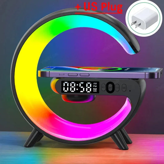 Schwarzer RGB-Licht Wecker mit kabellosem Ladegerät und USB-Stecker.