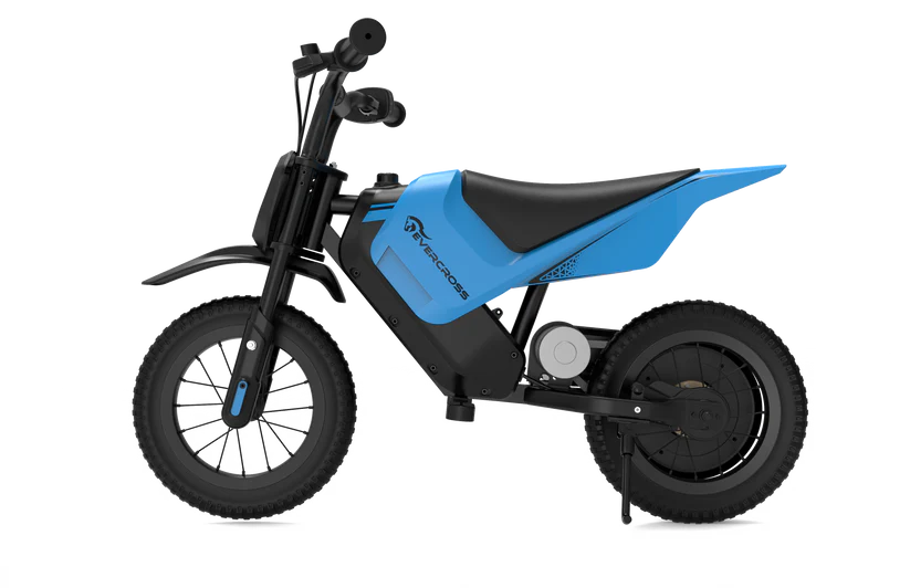 Das EV05M Kinder-Elektromotorrad in Blau mit schwarzem Sitz und EVERCROSS-Logo auf dem Rahmen, seitliche Ansicht.