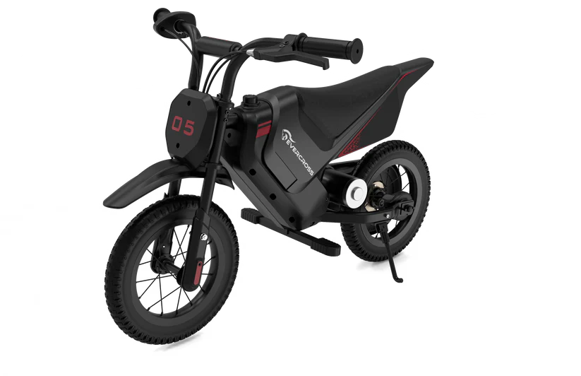 Das EV05M Kinder-Elektromotorrad in Schwarz mit roten Akzenten und schwarzem Sitz, Vorderansicht schräg.